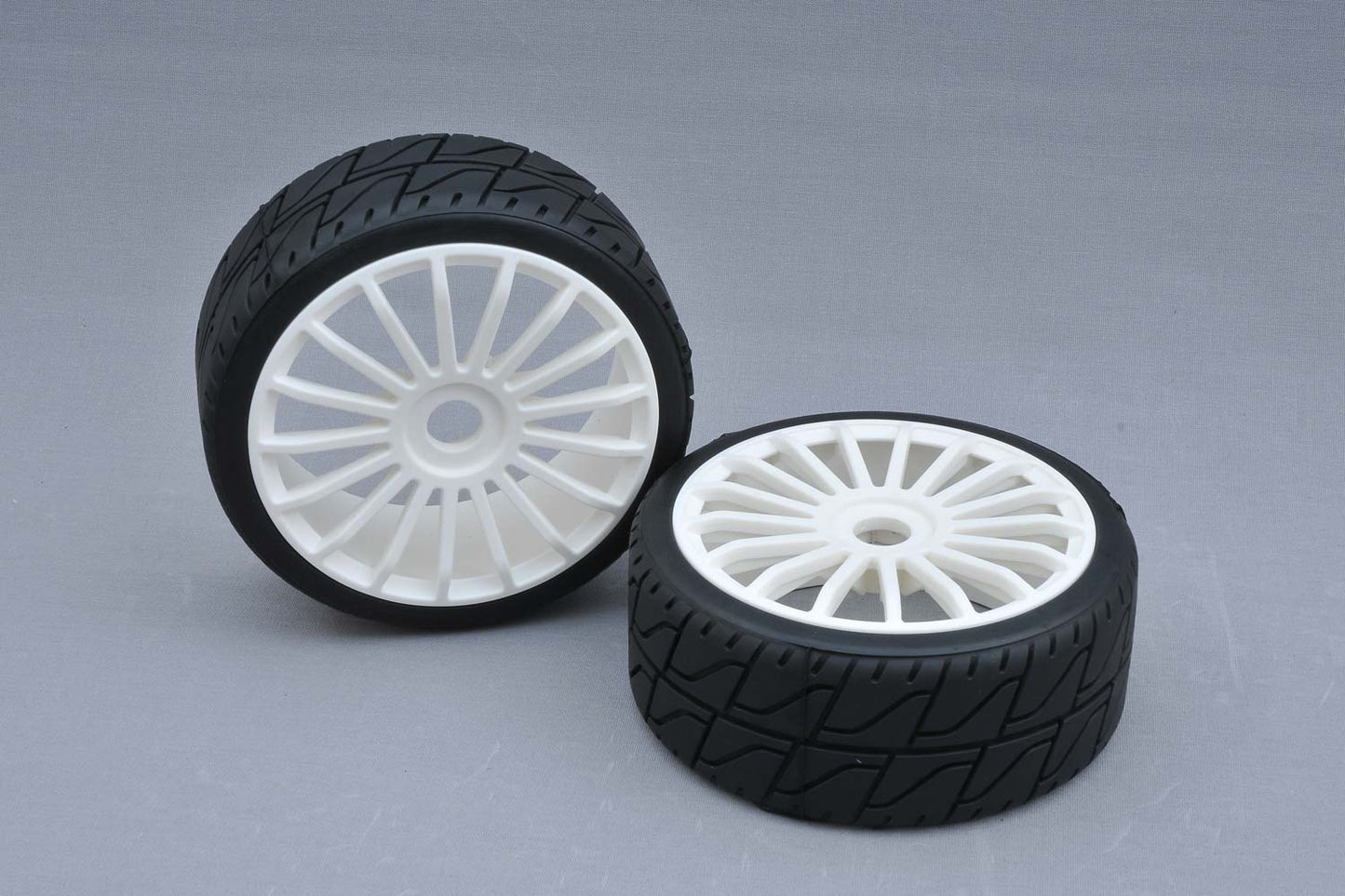 MCD Racing Tyre 180 mm Asphalt RS + Wheel White 17 Spoke 100231X