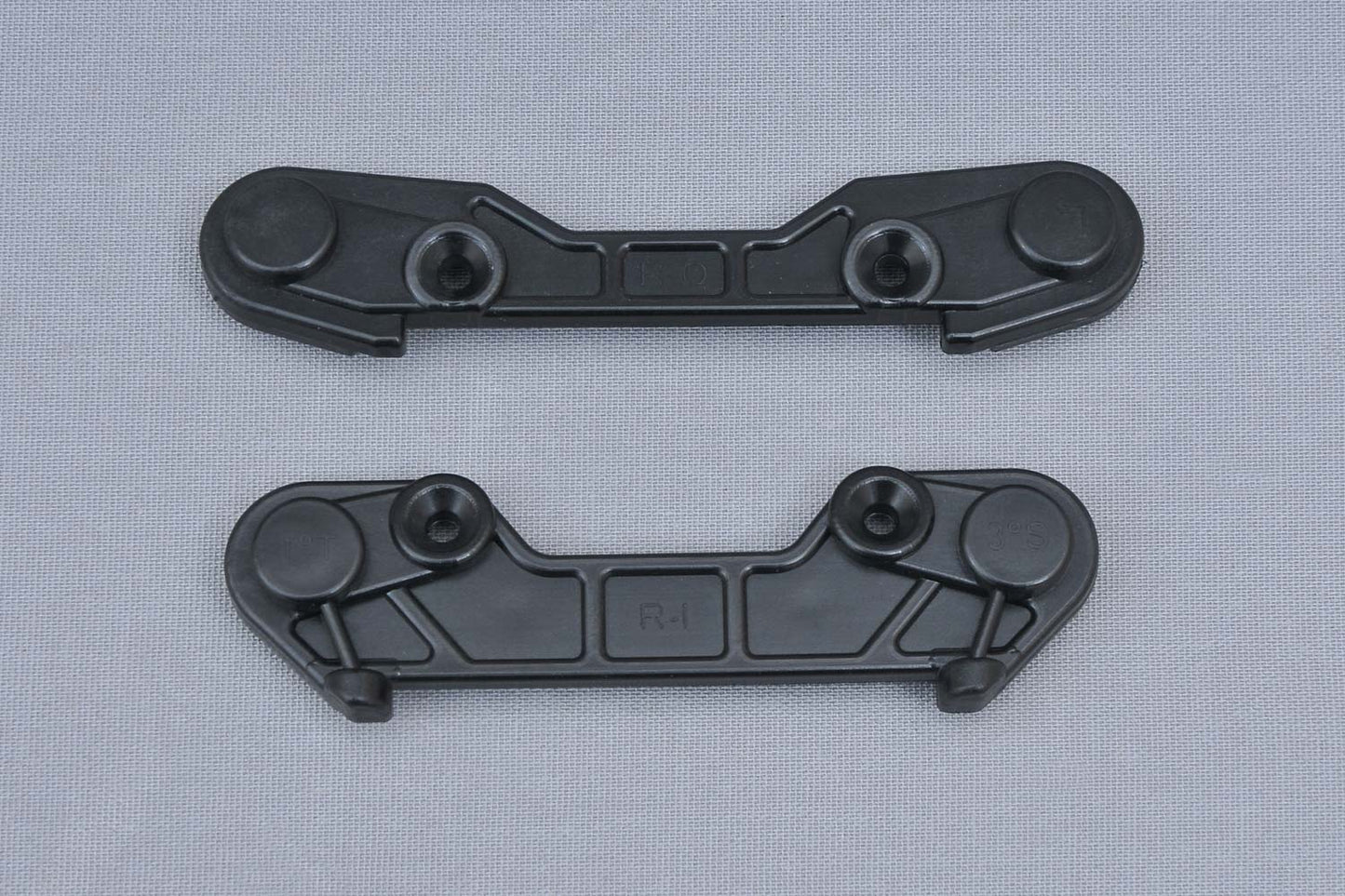 MCD Racing Rear Wishbone Holder Set 1T 3S (Opt.) 300302P