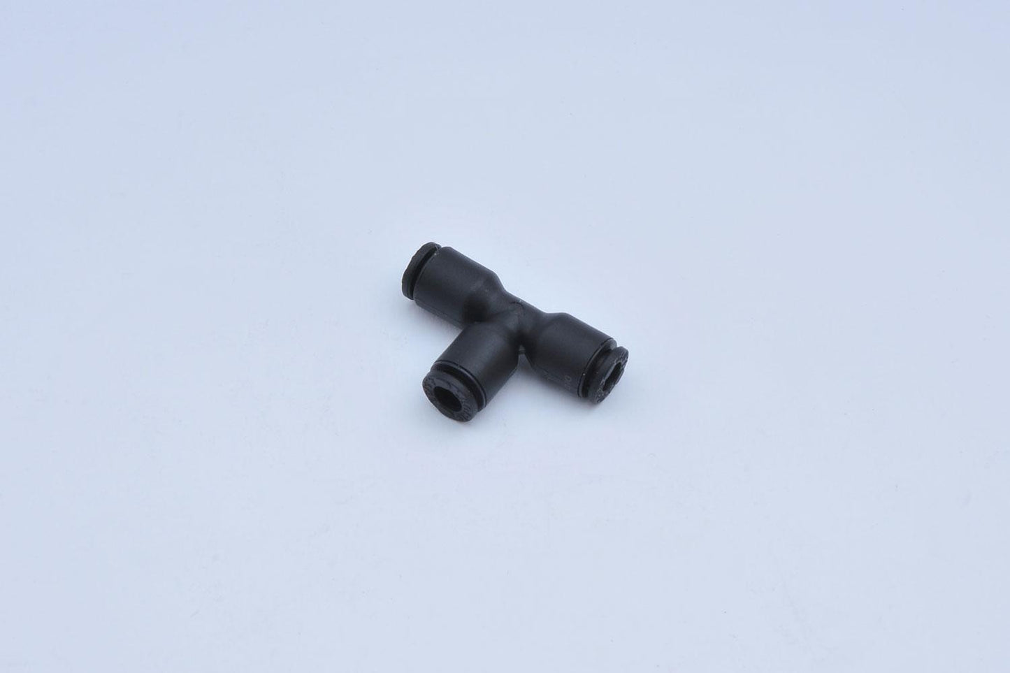 MCD Racing Hydrax Q4 mm T Fitting 677601S